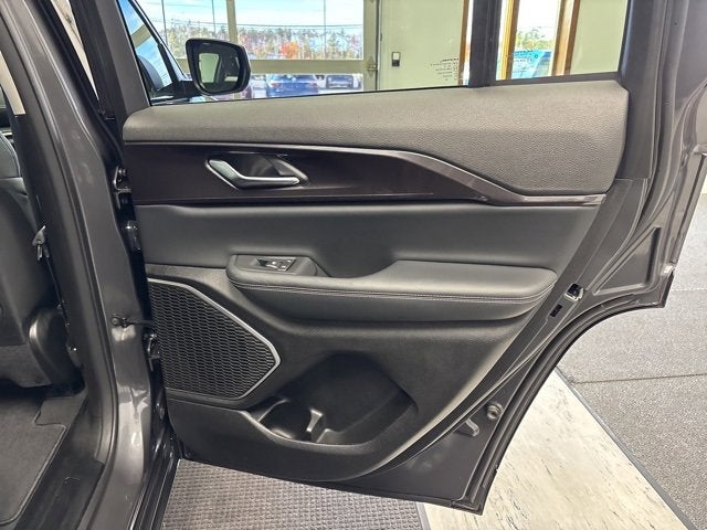 2022 Jeep Grand Cherokee Laredo 4x4